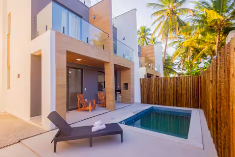 Casa com Piscina, Pé Na Areia